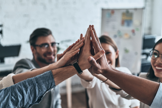 Equipe colaborativa unindo as mãos